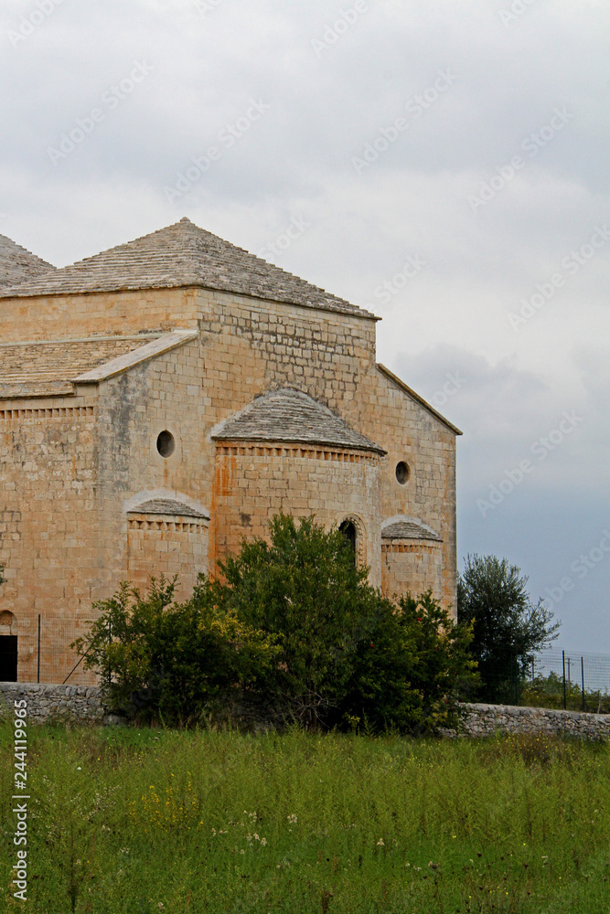 l'abside della chiesa di Ognissanti nella campagna di Valenzano (Puglie)