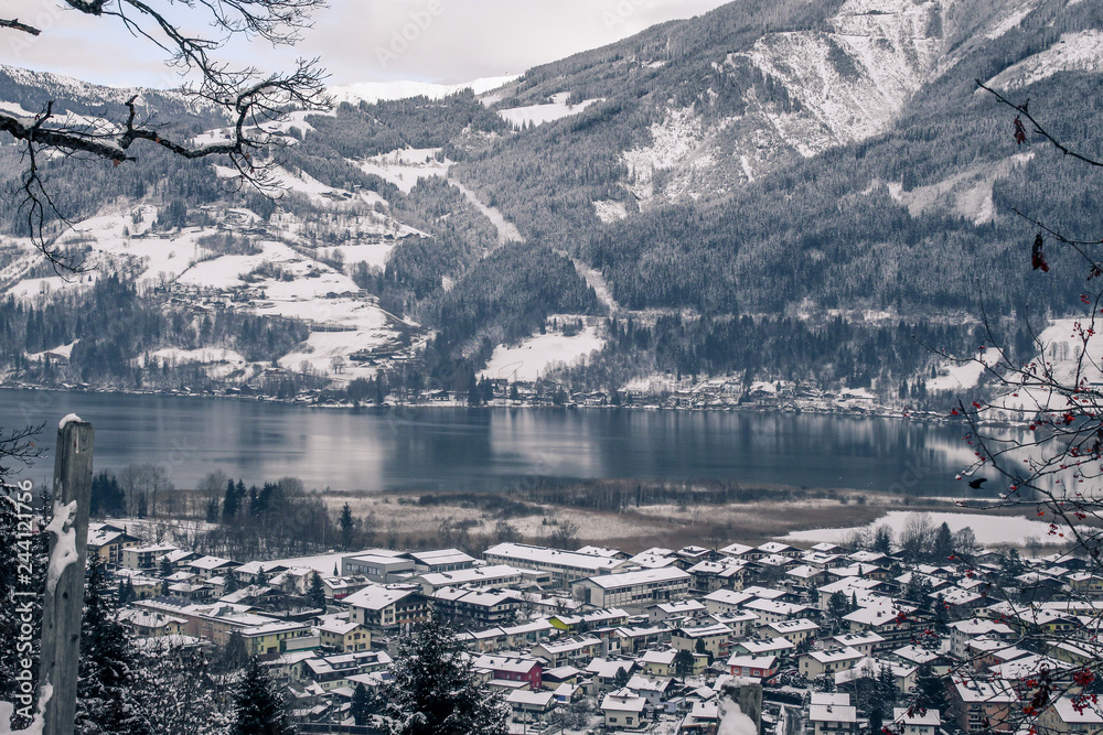 Verschneite Gebirge und Städte in Österreich