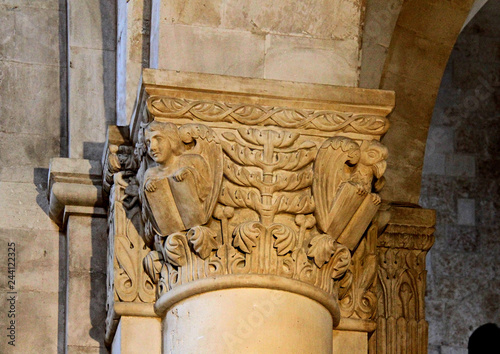 Cattedrale dell'Assunta a Conversano (Puglie); capitello scolpito con i simboli degli evangelisti Matteo e Giovanni