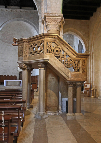 Cattedrale dell'Assunta a Conversano (Puglie); il pulpito in marmo traforato photo