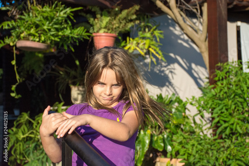 Criança menina com caras surpresas