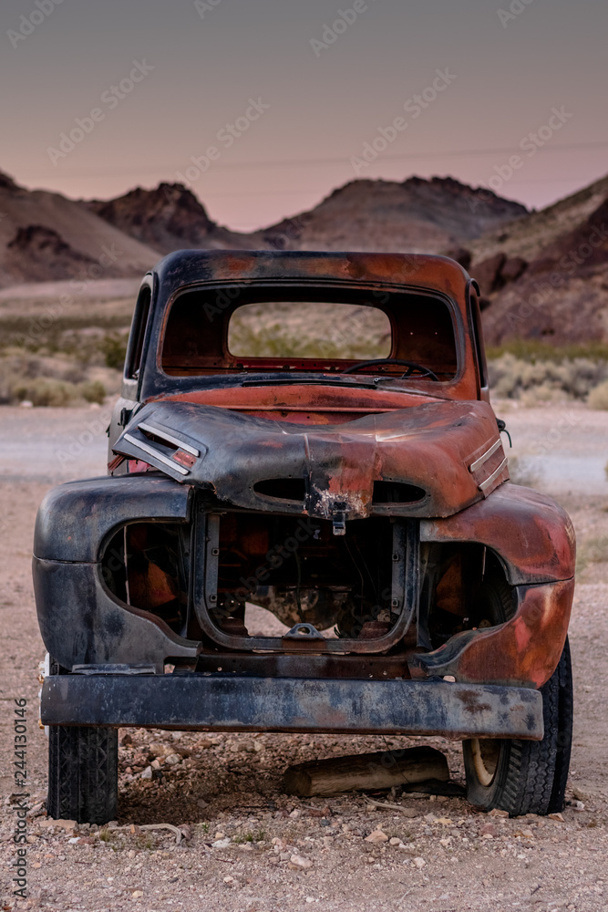 Altes, rotes Auto in Rhyolite, Tal des Todes, Kalifornien, USA Altes, rotes Auto in Rhyolite, Tal des Todes, Kalifornien, USA