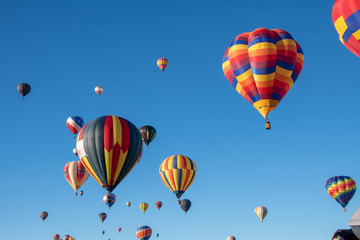 Acrylglasbilder Ballon Heißluftballons am weiten Himmel  © James