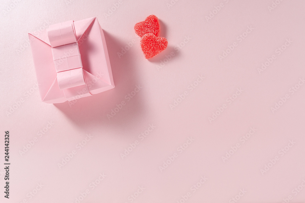 caja rosa con gomitas en forma de corazones