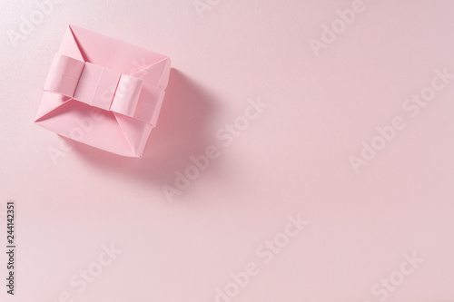 caja rosa con gomitas en forma de corazones photo