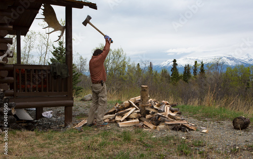 Mann beim Holz hacken photo