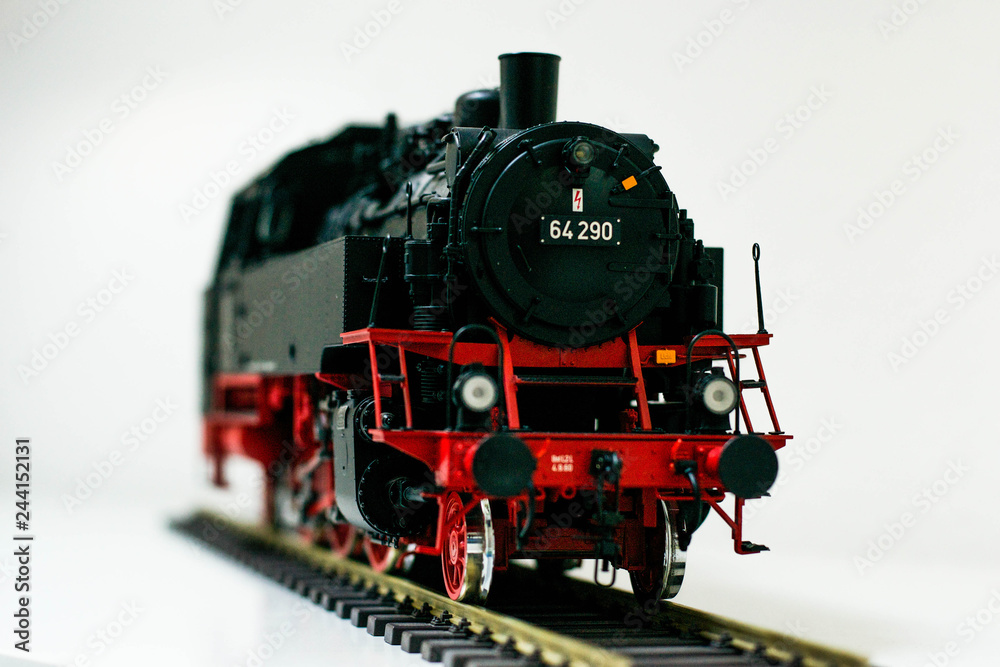 Nahaufnahme von Modell Eisenbahn kleine Dampflock - obrazy, fototapety, plakaty 