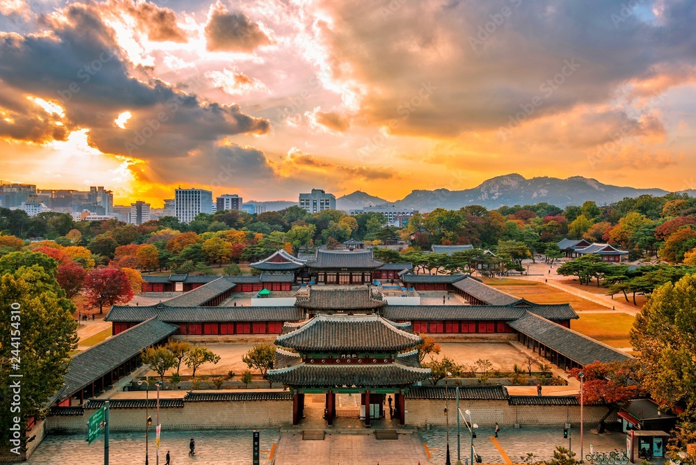 Skyline sunset at Changgyeonggung palace in seoul south Korea  - obrazy, fototapety, plakaty 