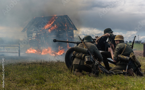Quadro em tela Shooting german artillery gun in the battle during World war II