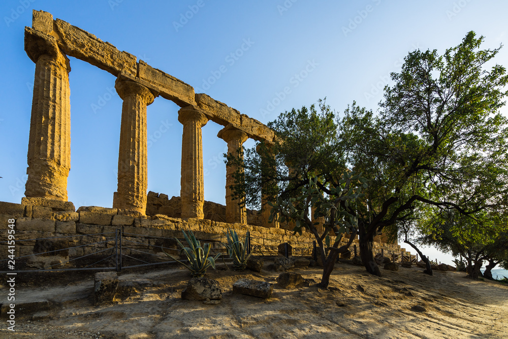 Obraz premium Temple of Juno (Giunone) lighted by late afternoon sunset, Valle dei Templi (Valley of the Temples), Agrigento, Sicily, Italy