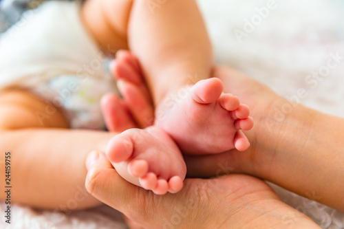 Mother holding the baby's feet © Jianyi Liu 