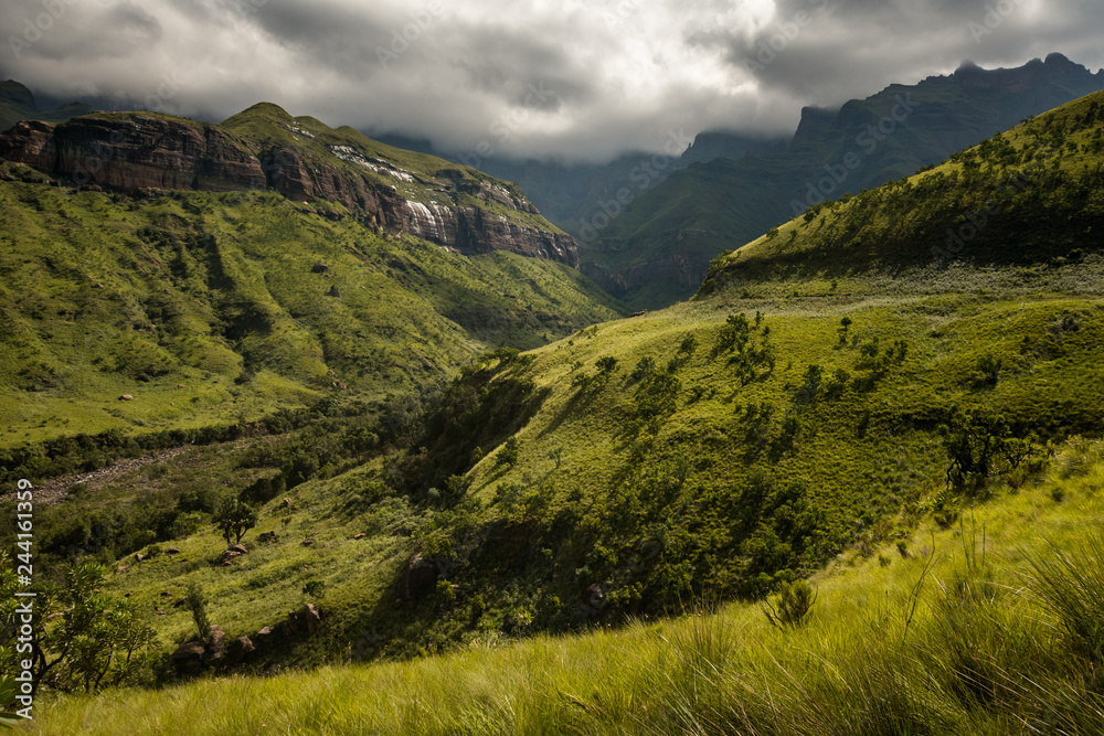 Mountain views on the Thukela hike to the bottom of the Amphitheatre's Tugela Falls in the Royal Natal National Park, Drakensberg, South Africa