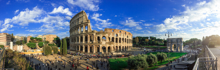 Keuken achterwand Colosseum Panoramisch zicht op Romeins Colosseum  © Aleksey Arkhipov