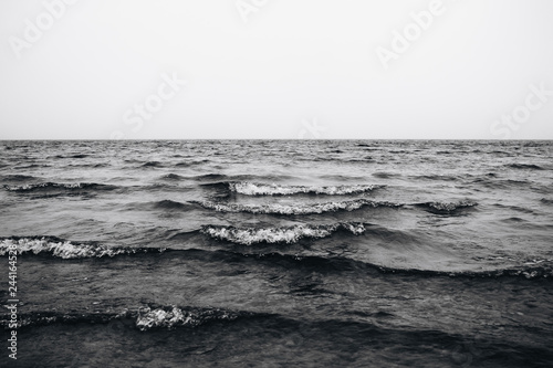 Obraz na płótnie fale na morzu czarno-białe zdjęcie