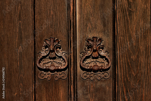 Foto antique wrought iron door knockers