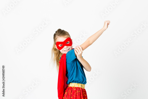 Foto beautiful girl with red mask and supergirl outfit posing in front of white backg