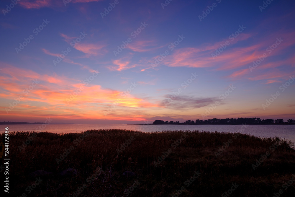 Lichtstimmung am Abend bei Zarrenzin mit Blick zur Insel Bock im Nationalpark Vorpommersche Boddenlandschaft, Mecklenburg Vorpommern, Deutschland