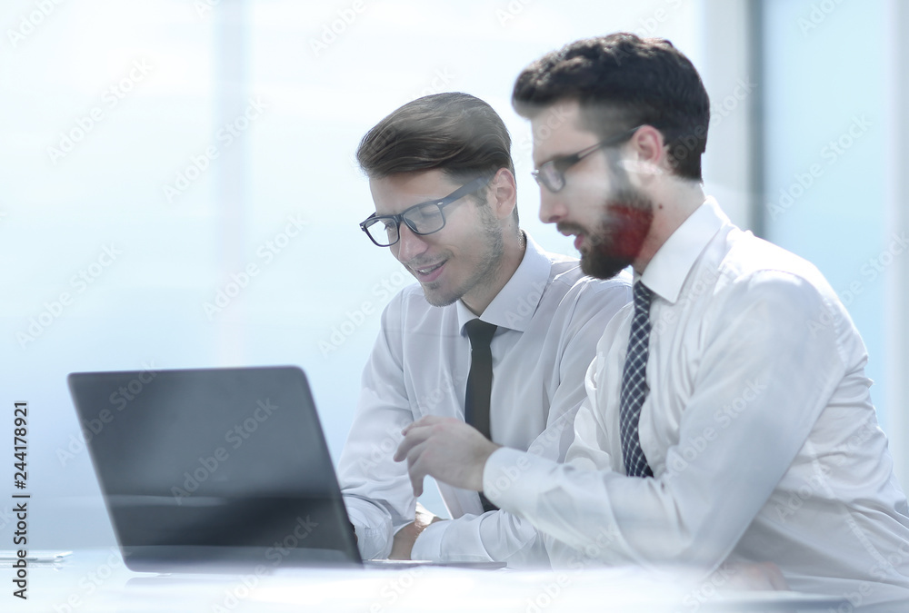 Obraz premium two business colleagues looking at the laptop screen