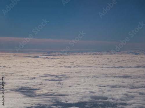 Blick über den Wolken aus Flugzeug fotografiert