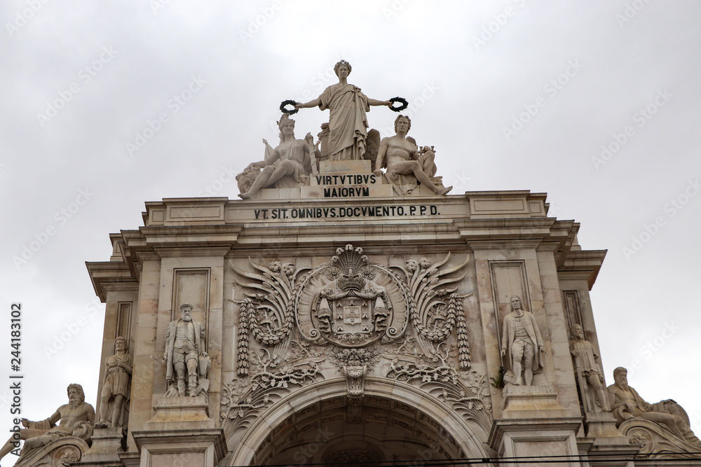 Arc de Triomphe à la Place du Commerce à Lisbonne Baixa de centre-ville, VIRTVTIBVS MAIORVM VT SIT OMNIBVS DOCVMENTO PPD