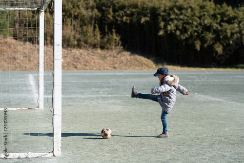 サッカーボールで遊ぶ女の子