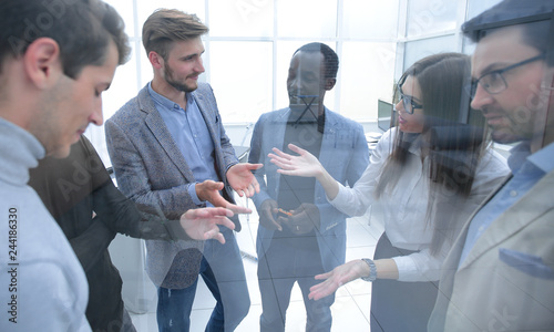 Fotografija Employees argue and discuss common problems