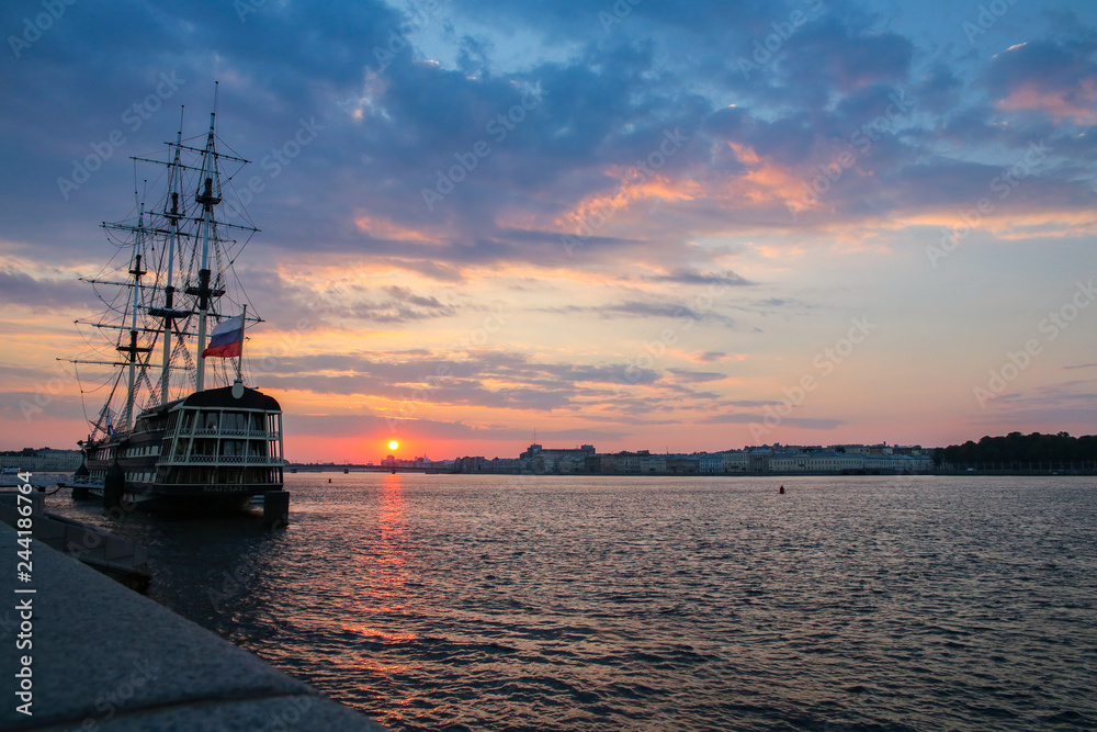 Obraz premium ship at sunset
