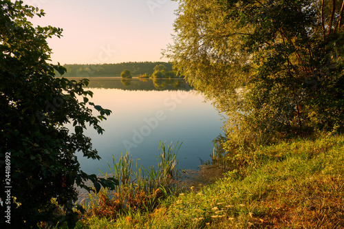 Sommermorgen im Vogelschutz- und Landschaftsschutzgebiet Sauerstücksee bei Grafenrheinfeld, Landkreis Schweinfurt, Unterfranken, Franken, Bayern, Deutschland.