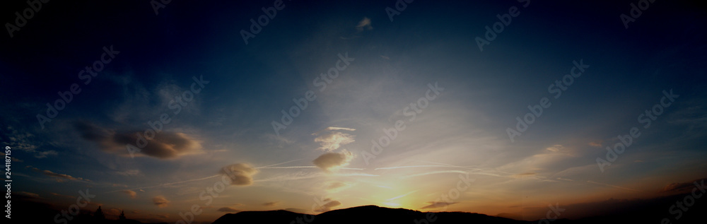 Obraz premium Sunset panorama with clouds