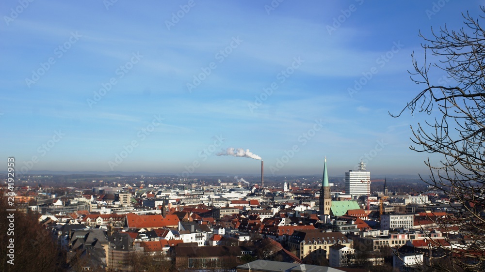 Obraz premium Bielefeld von oben,city, sky, panorama, skyline, night, view, cityscape, building, architecture, blue, panoramic, urban, sunset, landscape, factory, industry, plant, london, industrial, tower, 