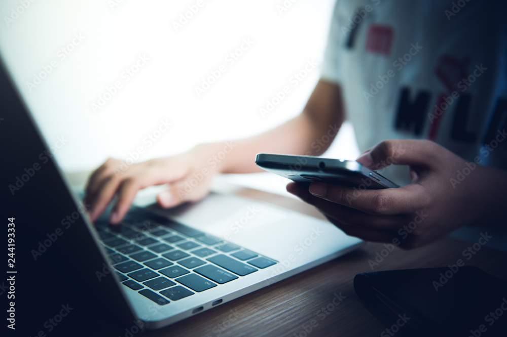 Use credit cards and notebooks to buy. - Images Use credit cards and notebooks to buy. - Images