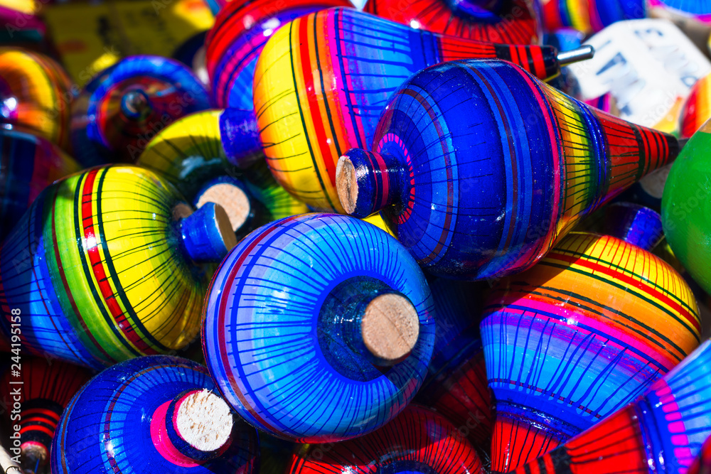 Hay muchos trompos con muchos colores en el pueblo mágico de Tonalá Jalisco.