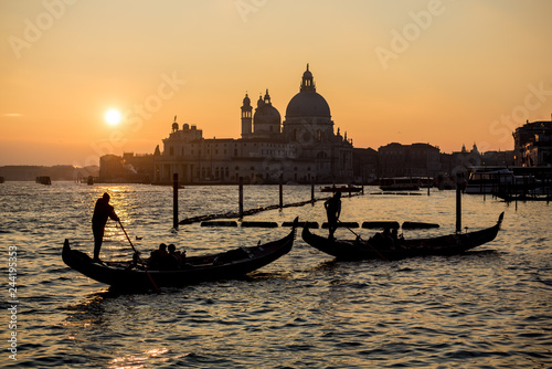 Venezia, gondole, tramonto