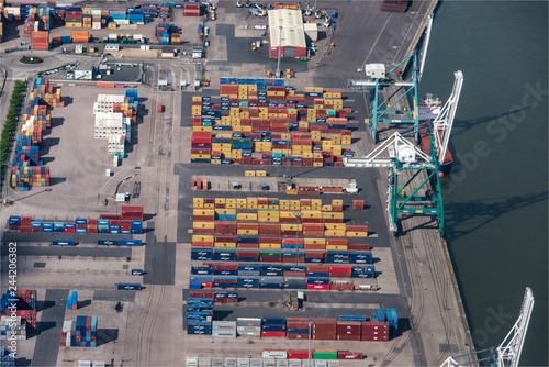 Fotografie vue aérienne du port de fret de Grand-Couronne près de Rouen en France