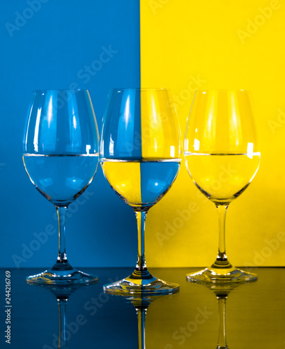 Calici di vino colorati a scacchiera