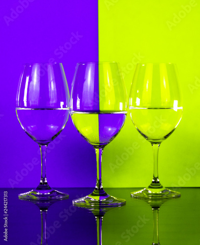 Calici di vino colorati a scacchiera