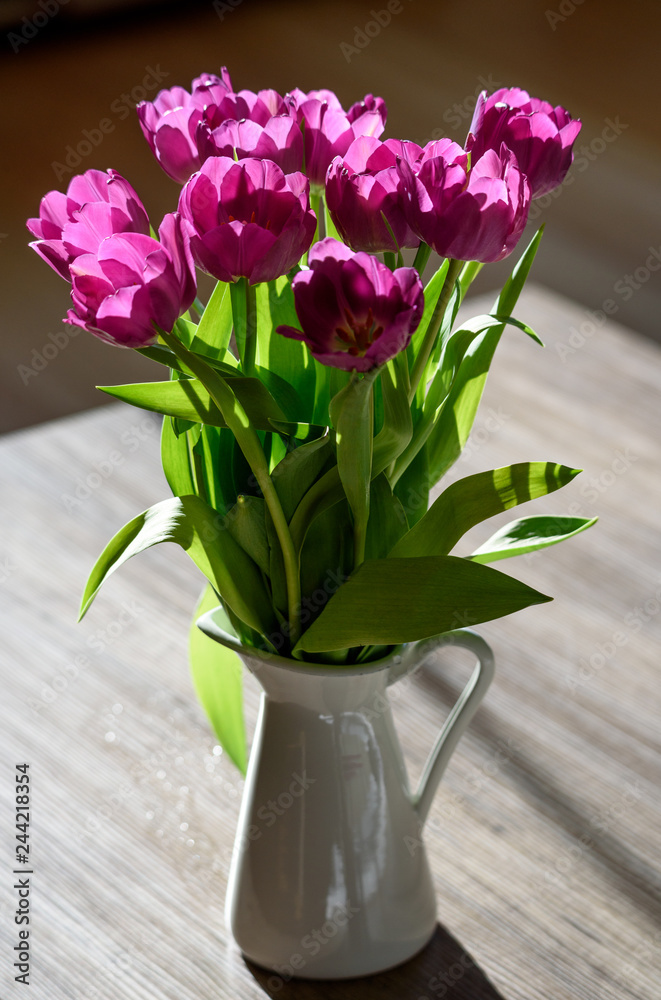 Violette Tulpen im Milchkännchen Violette Tulpen im Milchkännchen