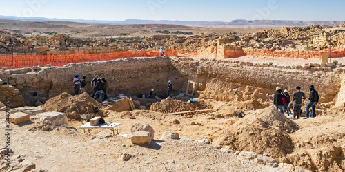 Foto an archaeological dig at shivta national park in israel showing archaeologists a
