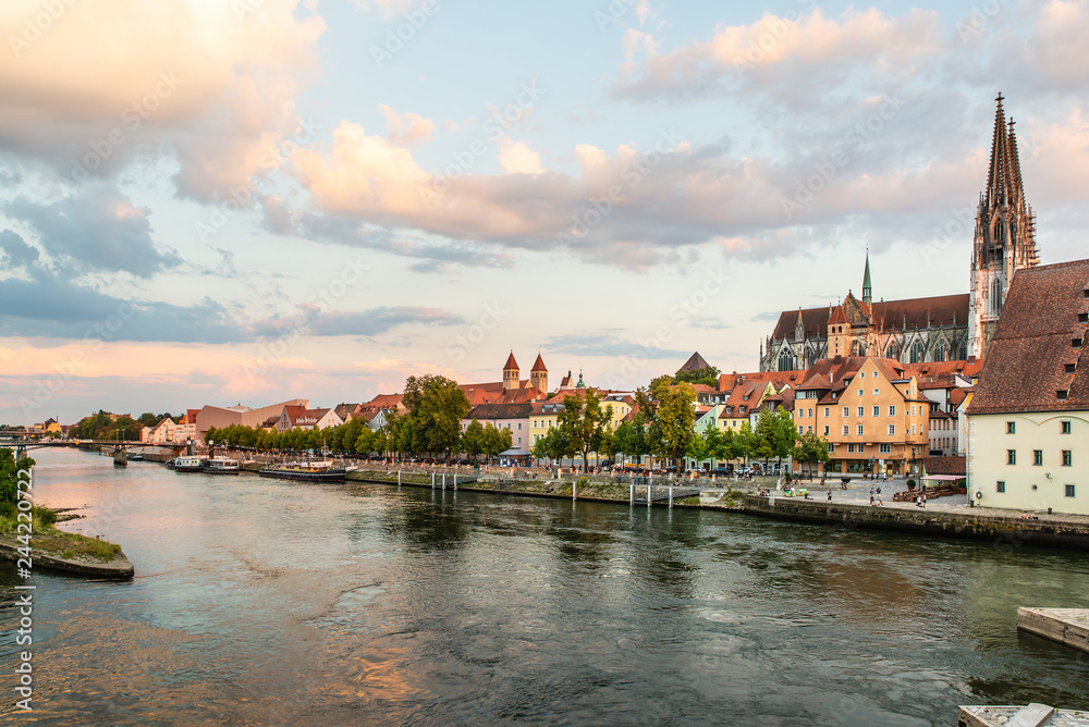 Obraz premium Landscape with view of Old Town of Regensburg city. Medieval architecture with Regensburg Cathedral in the background. Popular tourist places in Regensburg, Germany