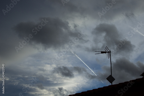 Cielo nublado con silueta de antena