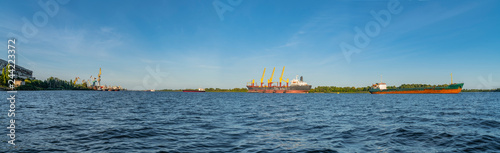 Fototapeta Naklejka Na Ścianę i Meble -  Seaport city and navigable river with ships. Panorama view