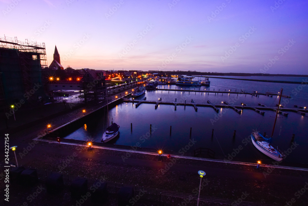 Naklejka premium bridge at night