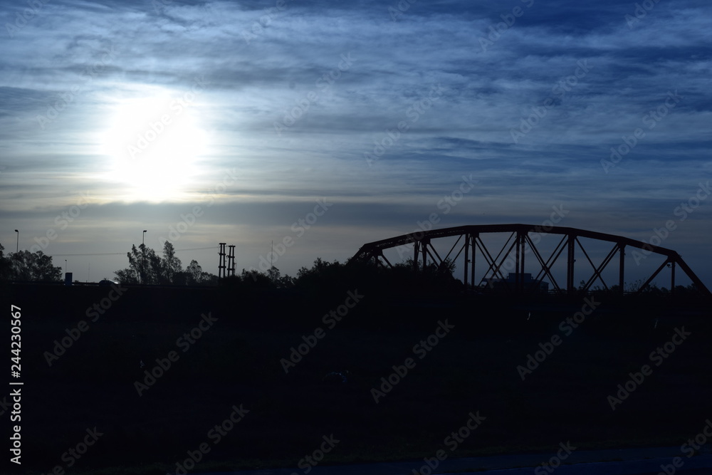 Naklejka premium puente y edificios en sgo del estero