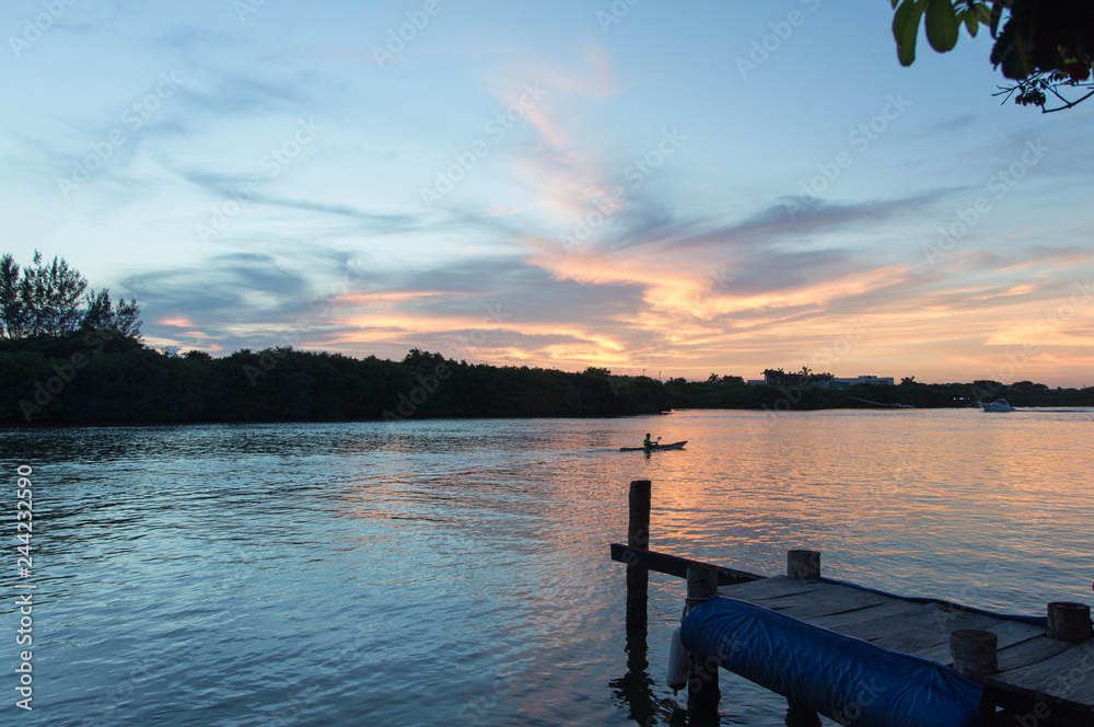Naklejka premium kayak sailing on the river at sunset