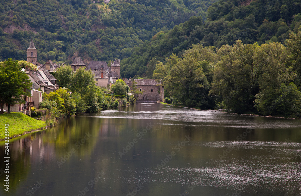 La población medieval de Entraygues-sur-Truyère y el rio Truyere La población medieval de Entraygues-sur-Truyère y el rio Truyere