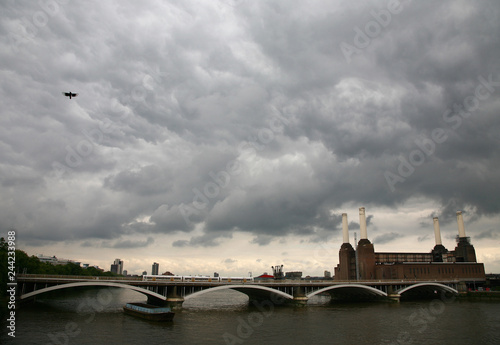 El río Tamesis, el puente de Chelsea y el Battersea Power Station en un día nublado. Londres photo