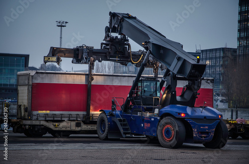 Frachtkran lädt Anhänger auf Eisenbahnwagon um