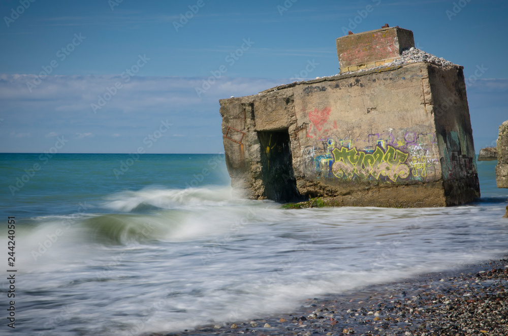 Verfallener Bunker im Meer