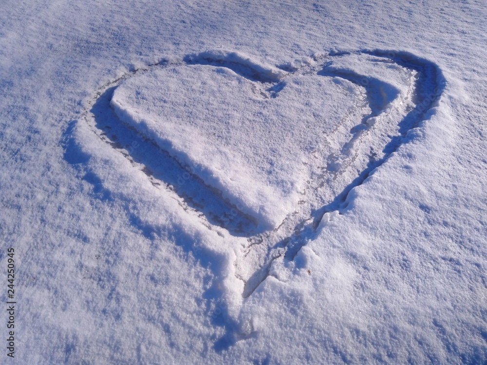 Coeur glacé série gros plan 1 coeur sur lac gelé \ frozen heart frozen ...