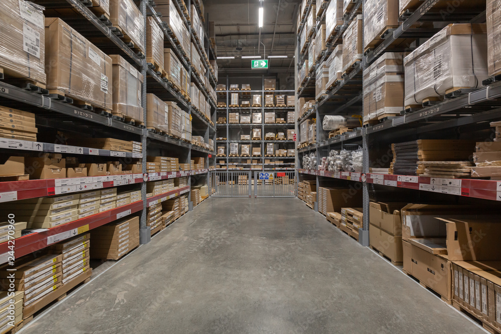 Fototapeta premium Wnętrze magazynu z regałem półkowym do przechowywania materiałów produkcyjnych, palet i skrzyń.